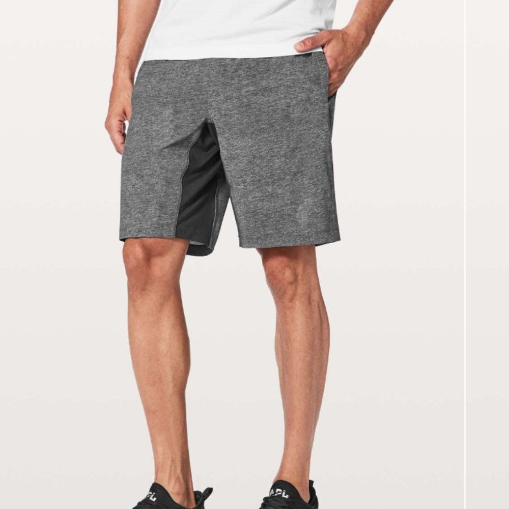 Lululemon T.H.E. Linerless Short 9" in maroon